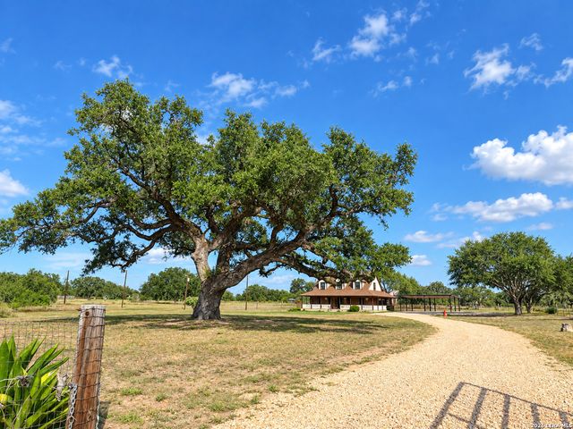 106 EAGLE CREEK RANCH BLVD, Floresville, TX 78114