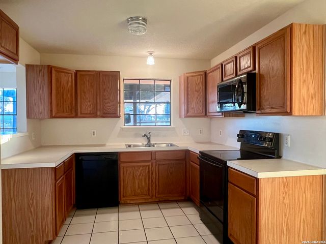 106 EAGLE CREEK RANCH BLVD, Floresville, TX 78114