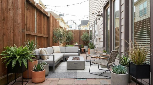 1314 Sherwood Springs Lane, Houston, TX 77043