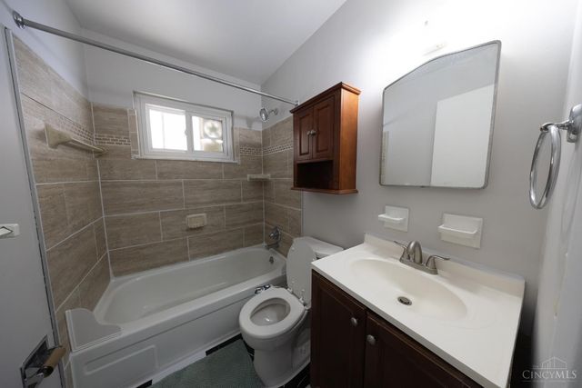 3041 Westknolls Lane, Cincinnati, OH 45211