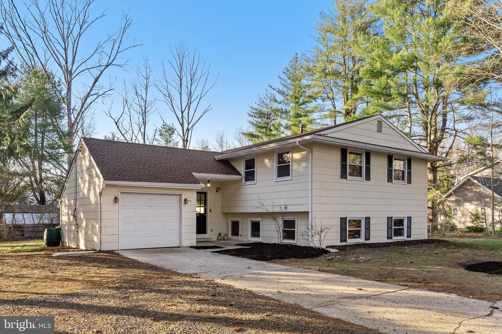 Image 2 of property listing at 52 TAUNTON RD, Medford, NJ 08055