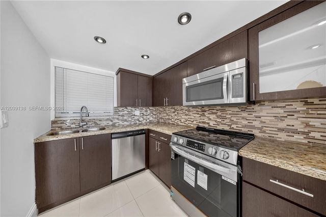 9351 Fontainebleau Boulevard B415, Miami, FL 33172