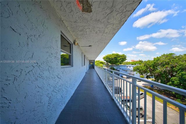 9351 Fontainebleau Boulevard B415, Miami, FL 33172