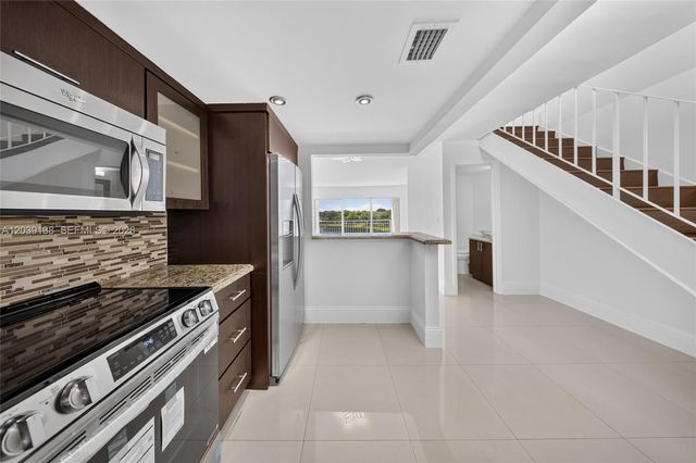 9351 Fontainebleau Boulevard B415, Miami, FL 33172