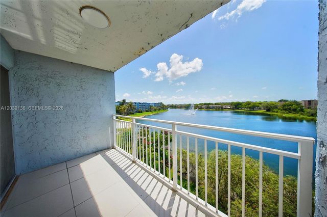 9351 Fontainebleau Boulevard B415, Miami, FL 33172