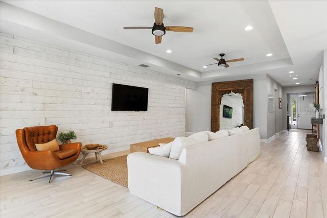 2017 WOODLEAF HAMMOCK COURT, Bradenton, FL 34211