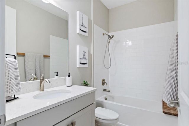 2017 WOODLEAF HAMMOCK COURT, Bradenton, FL 34211