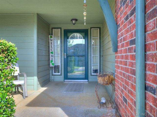 5325 Redbud Drive, Sand Springs, OK 74063