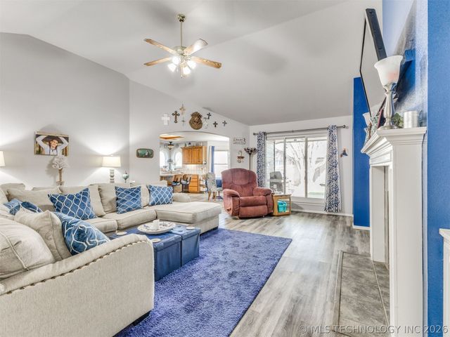 5325 Redbud Drive, Sand Springs, OK 74063