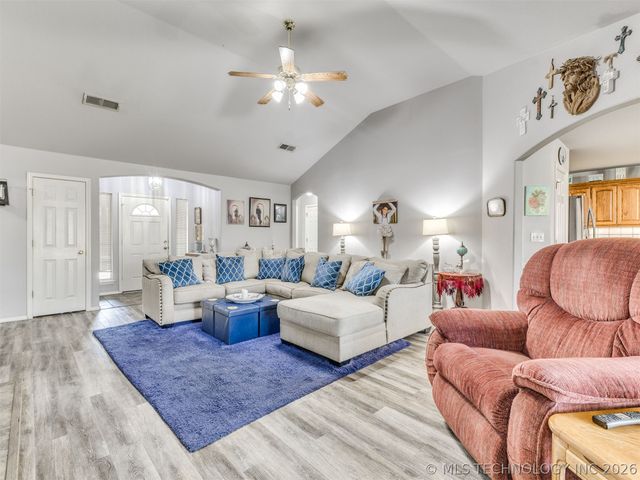 5325 Redbud Drive, Sand Springs, OK 74063