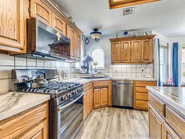 5325 Redbud Drive, Sand Springs, OK 74063