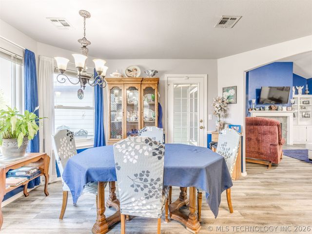 5325 Redbud Drive, Sand Springs, OK 74063