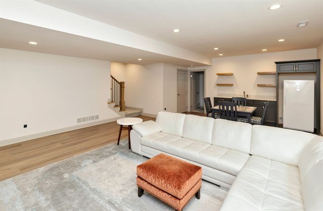 6111 NE Briarwood Drive, Ankeny, IA 50021