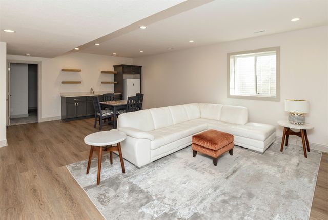 6111 NE Briarwood Drive, Ankeny, IA 50021