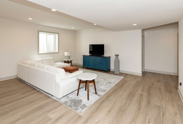 6111 NE Briarwood Drive, Ankeny, IA 50021