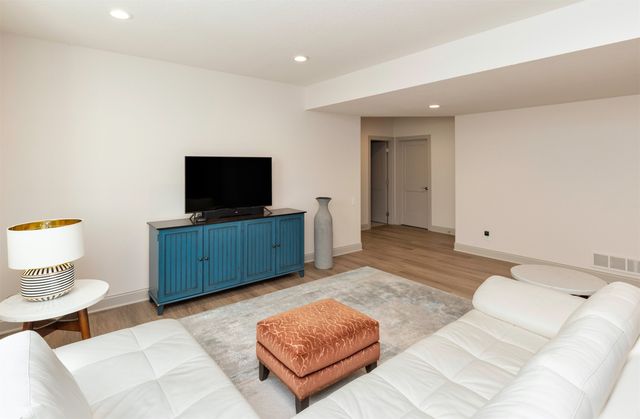 6111 NE Briarwood Drive, Ankeny, IA 50021