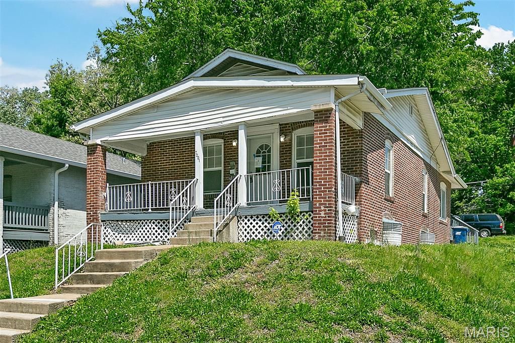 7001 Edison Avenue, Velda Village, MO 63121