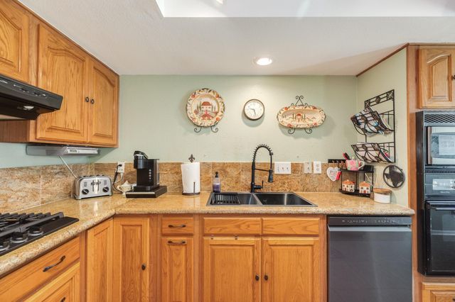 320 N Amherst Drive, West Columbia, TX 77486