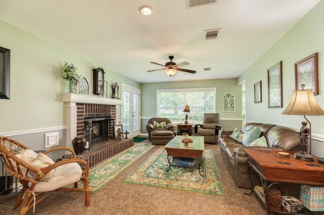 320 N Amherst Drive, West Columbia, TX 77486