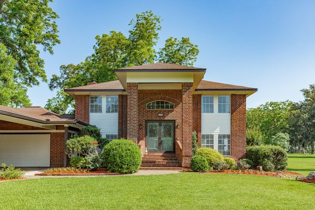 320 N Amherst Drive, West Columbia, TX 77486