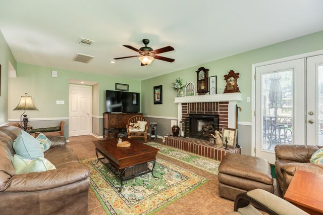 320 N Amherst Drive, West Columbia, TX 77486