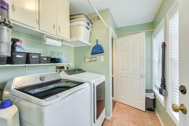 320 N Amherst Drive, West Columbia, TX 77486