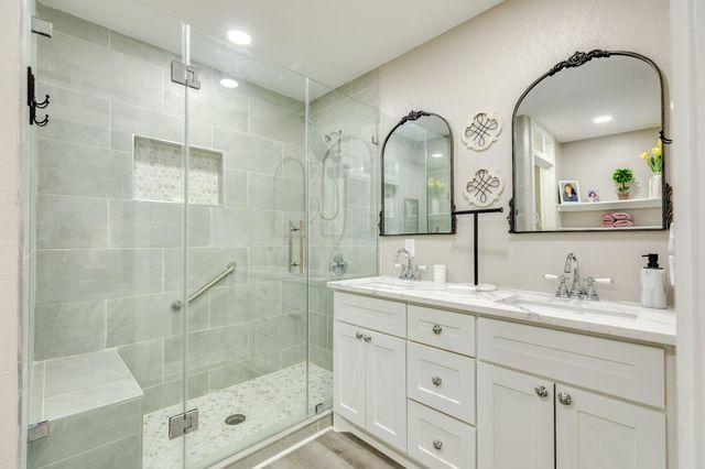 320 N Amherst Drive, West Columbia, TX 77486