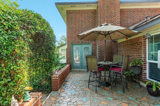 320 N Amherst Drive, West Columbia, TX 77486