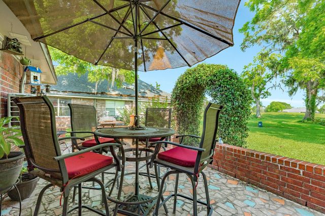 320 N Amherst Drive, West Columbia, TX 77486