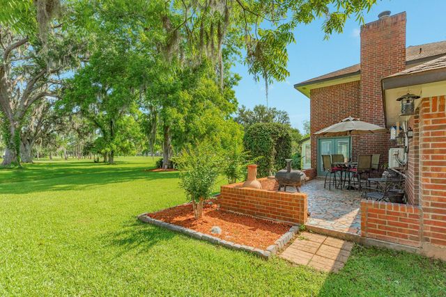 320 N Amherst Drive, West Columbia, TX 77486