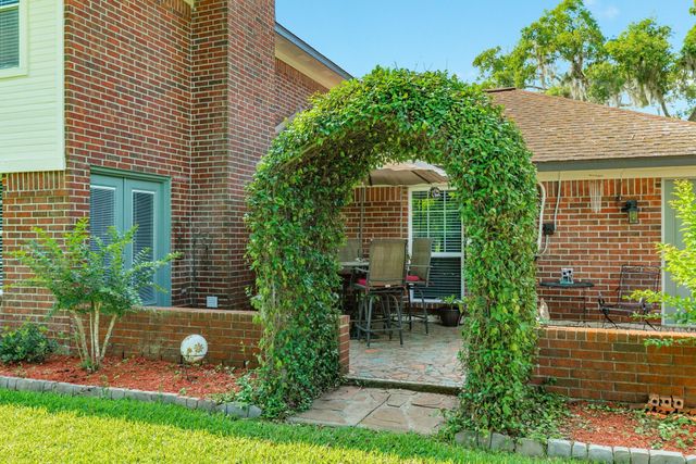 320 N Amherst Drive, West Columbia, TX 77486
