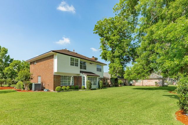 320 N Amherst Drive, West Columbia, TX 77486