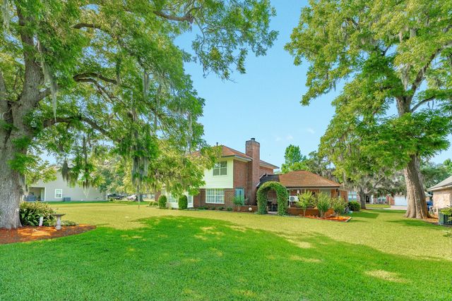 320 N Amherst Drive, West Columbia, TX 77486