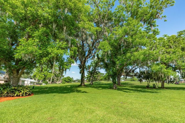 320 N Amherst Drive, West Columbia, TX 77486