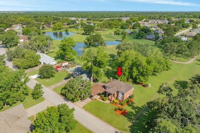 320 N Amherst Drive, West Columbia, TX 77486