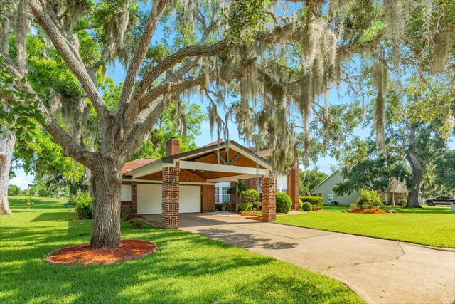 320 N Amherst Drive, West Columbia, TX 77486
