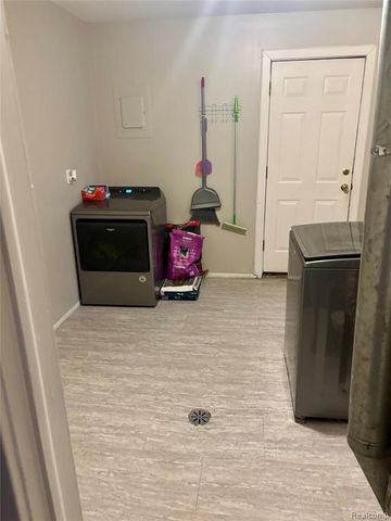 1704 E Meyers Avenue, Hazel Park, MI 48030