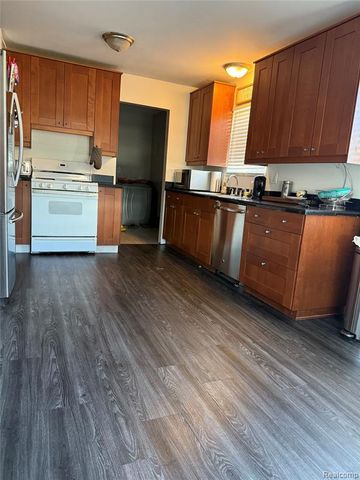 1704 E Meyers Avenue, Hazel Park, MI 48030
