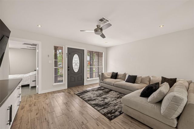 2307 Clearbrook Drive, Missouri City, TX 77489