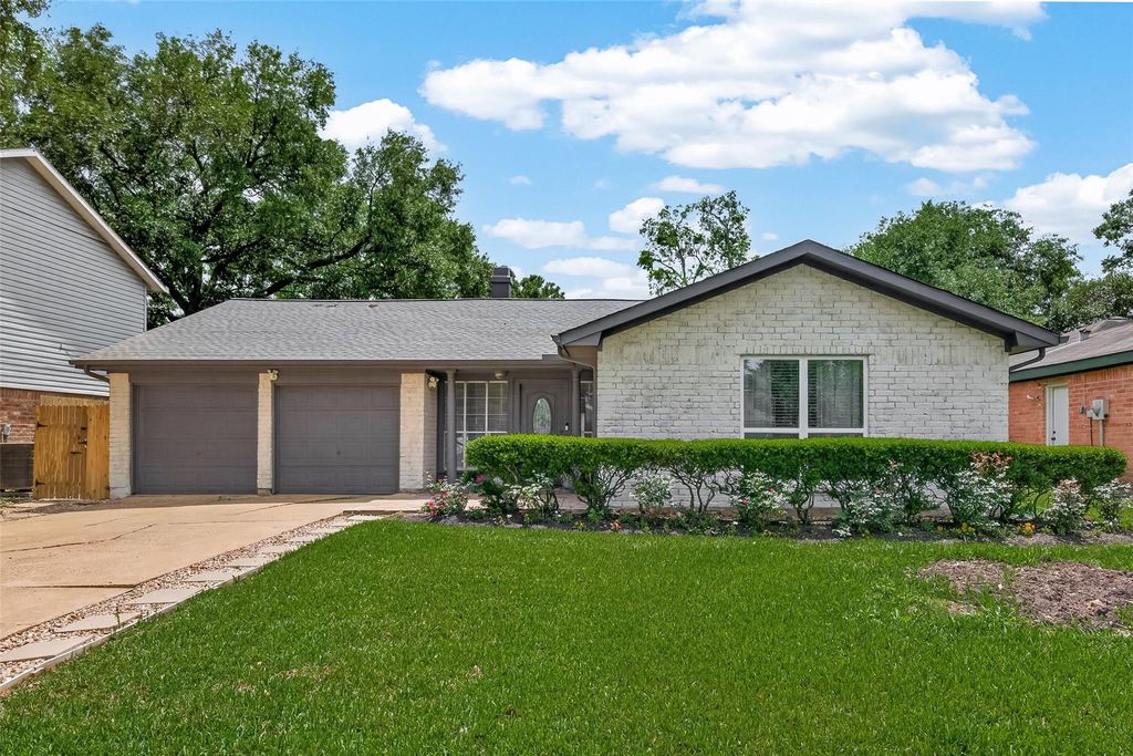 2307 Clearbrook Drive, Missouri City, TX 77489