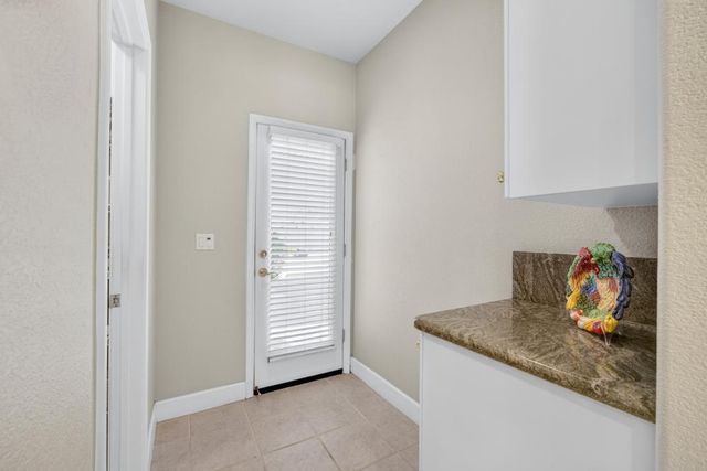 6090 Lockridge Dr, Roseville, CA 95746