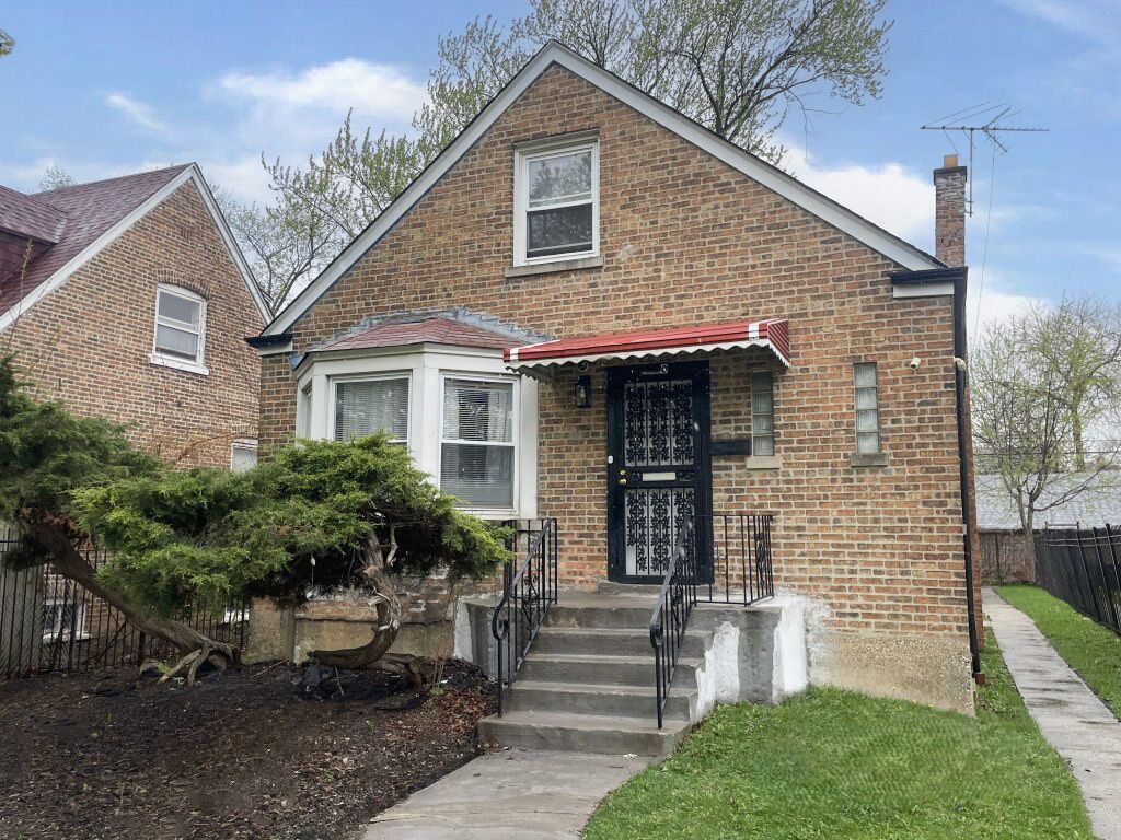 Image 2 of property listing at 9640 S University Avenue, Chicago, IL 60628