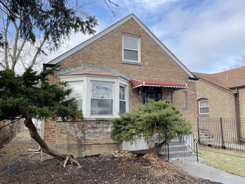 Image 3 of property listing at 9640 S University Avenue, Chicago, IL 60628