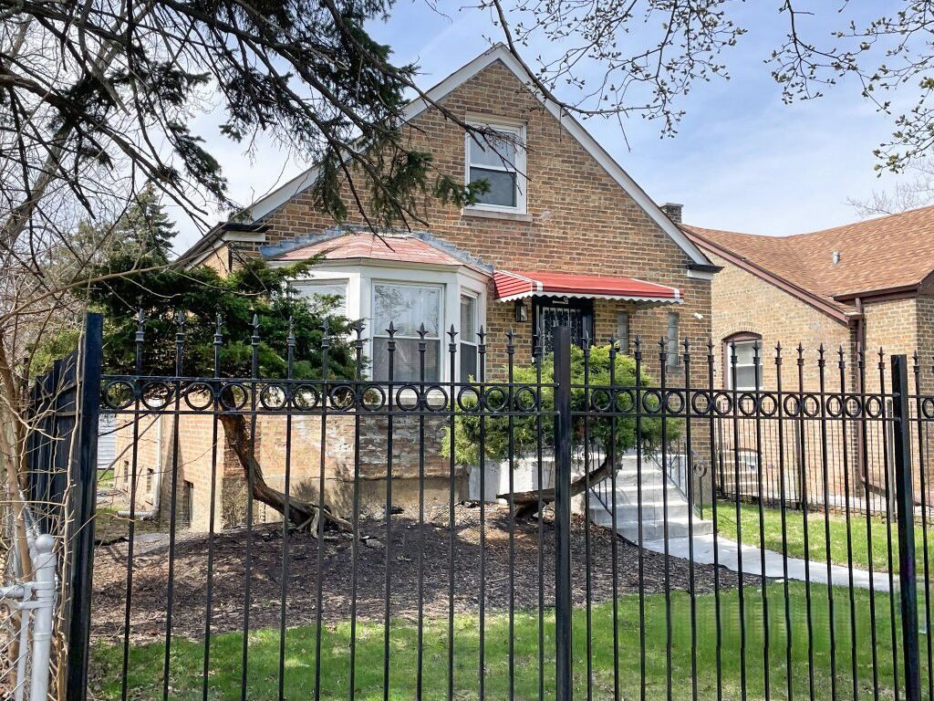 Image 4 of property listing at 9640 S University Avenue, Chicago, IL 60628