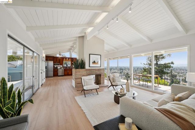 7425 Hillmont Drive, Oakland, CA 94605