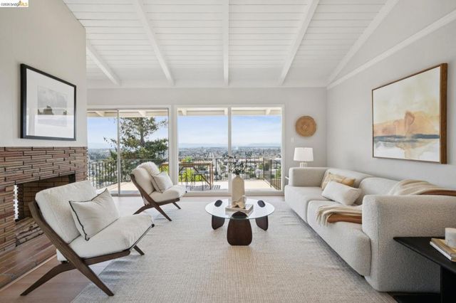 7425 Hillmont Drive, Oakland, CA 94605
