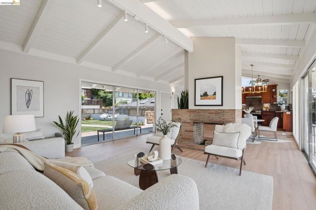 7425 Hillmont Drive, Oakland, CA 94605