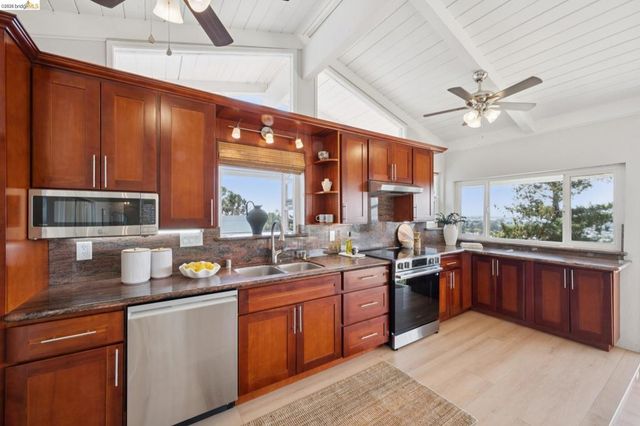 7425 Hillmont Drive, Oakland, CA 94605