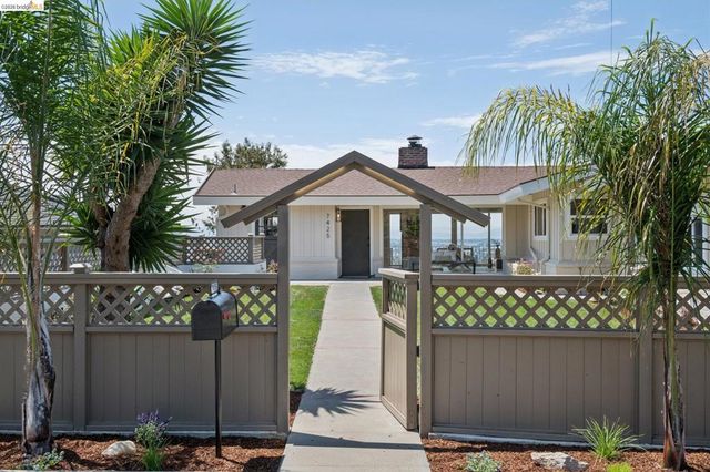 7425 Hillmont Drive, Oakland, CA 94605