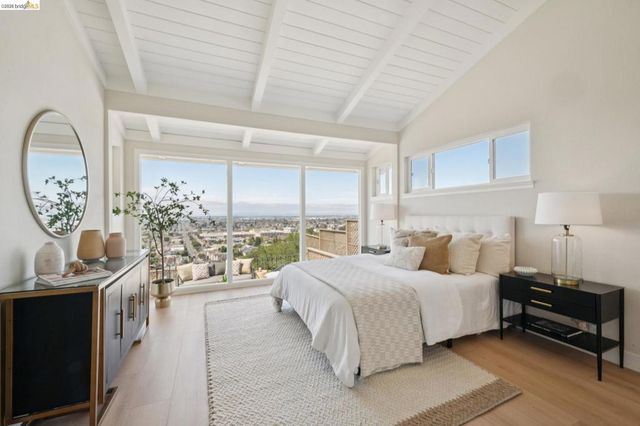 7425 Hillmont Drive, Oakland, CA 94605